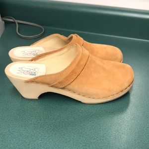 Maguba Suede Clogs
